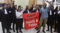 Aktivis dan pegiat Hak Asasi Manusia (HAM), Haris Azhar dan Fatia Maulidiyanti bersama tim pengacara usai sidang vonis bebas di Pengadilan Negeri Jakarta Timur, Jakarta, Senin (8/1/2024). (merdeka.com/Arie Basuki)