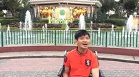 Pria Penyandang Disabilitas Ini Sukses Menulis Buku dengan Satu Jari