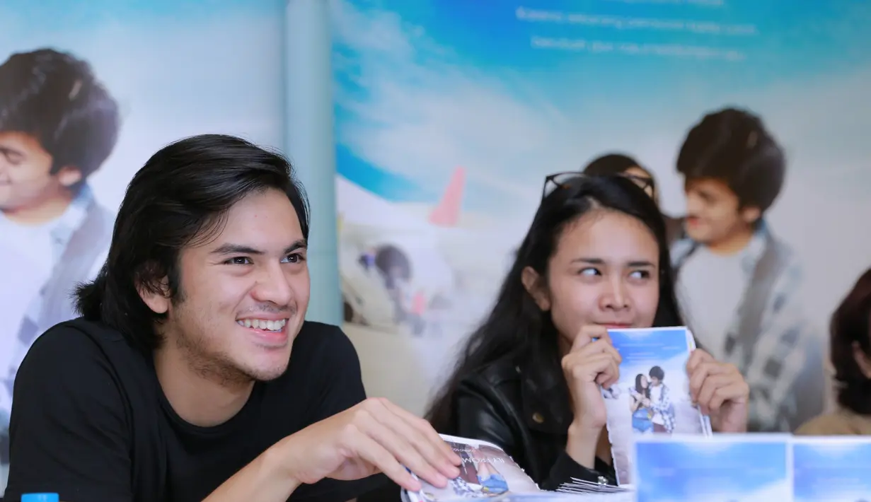 Michelle Ziudith dan Rizky Nazar terlihat begitu ceria dengan kegiatan barunya itu. Keduanya tidak kenal lelah demi para fans dan penggemar novelnya. (Adrian Putra/Bintang.com)