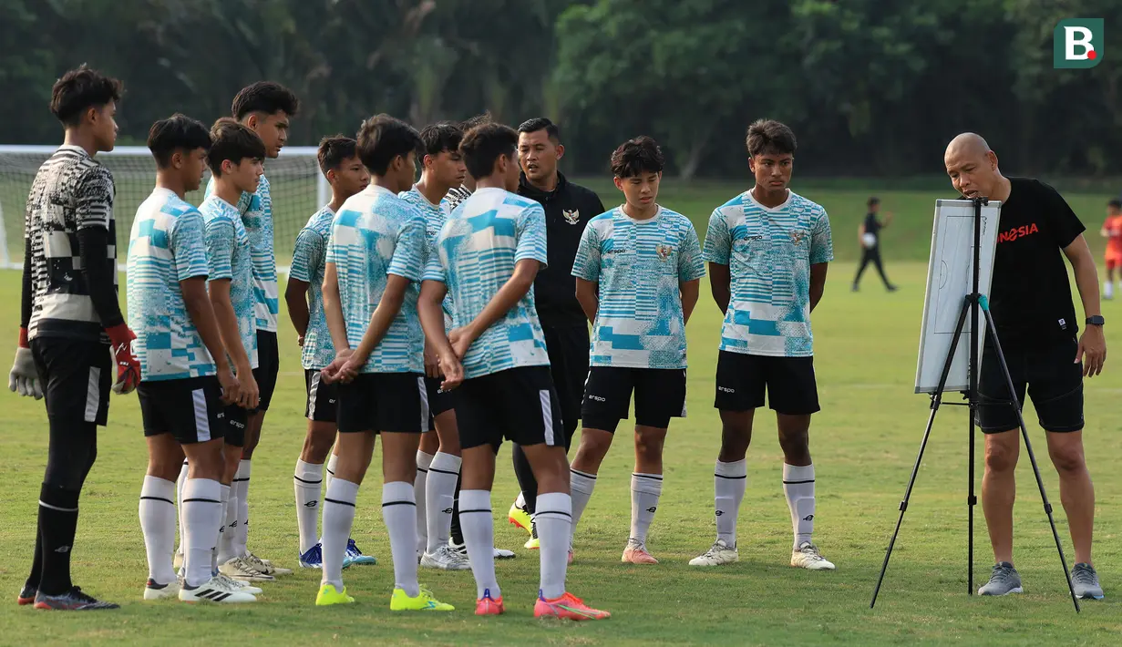 Para pemain Timnas Indonesia U-16 mendapat pengarahan dari pelatih Nova Arianto sebelum laga uji coba menghadapi SSB Terang Bangsa di Lapangan Yogyakarta International School (YIS), Jumat (31/5/2024). (Bola.com/Radifa Arsa)
