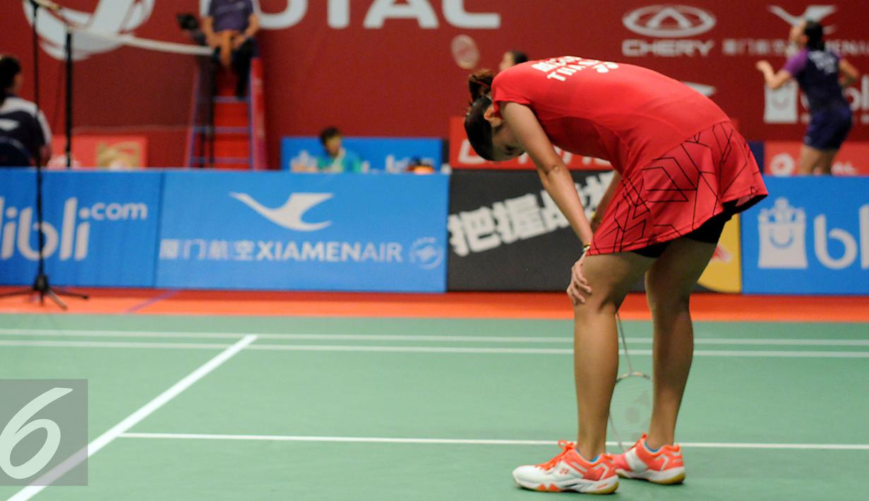 Pebulutangkis tunggal putri Thailand, Ratchanok Intanon tertunduk menahan sakit saat berlaga melawan Lindaweni Fanetri (Indonesia) di Total BWF Championships 2015 di Jakarta, Kamis (13/8/2015). (Liputan6.com/Helmi Fithriansyah)