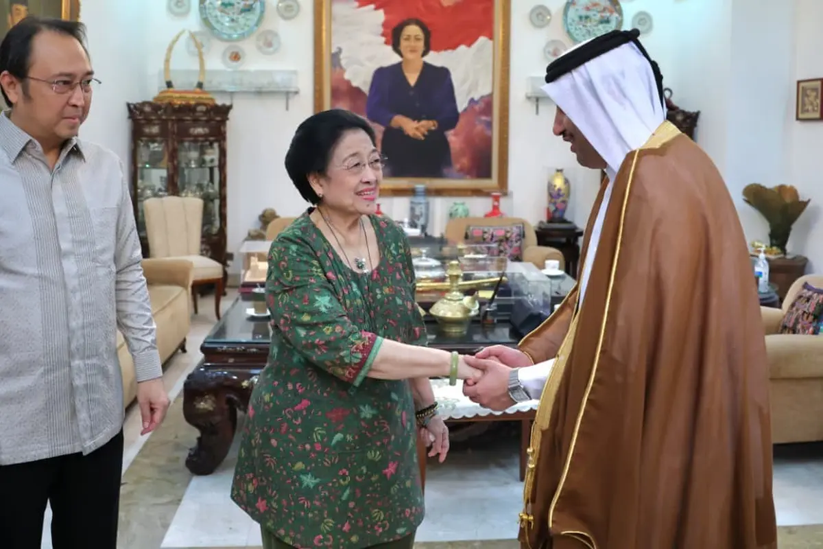 Megawati Soekarnoputri bersama putranya, Prananda Prabowo menerima Dubes Qatar untuk Indonesia, Sultan bin Mubarak Al-Dosari di kediamannya, Menteng, Jakarta.