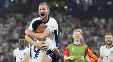 Penyerang Inggris Harry Kane berselebrasi di pelukan rekan setimnya Ollie Watkins usai menang atas Belanda pada penghujung laga semifinal Euro 2024 di Signal Iduna Park, Kamis (11/7/2024). (AP Photo/Martin Meissner)