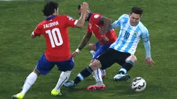 Penyerang Argentina, Lionel Messi (kanan) berusaha melewati dua pemain Chili saat final Copa America 2015 di Stadion Nasional, Santiago, Chili, (4/7/2015). Chili menang lewat adu penalti atas Argentina dengan skor 4-1. (REUTERS/Ricardo Moraes)