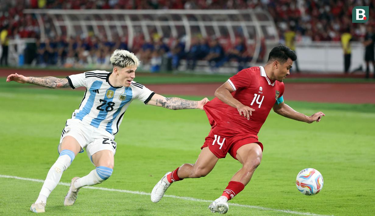 <p>Pemain Timnas Argentina, Alejandro Garnacho (kiri), berusaha merebut bola dari pemain Timnas Indonesia, Asnawai Mangkualam dalam pertandingan FIFA Matchday 2023 yang berlangsung di Stadion Utama Gelora Bung Karno, Jakarta, Senin (19/6/2023). (Bola.com/Abdul Aziz)</p>