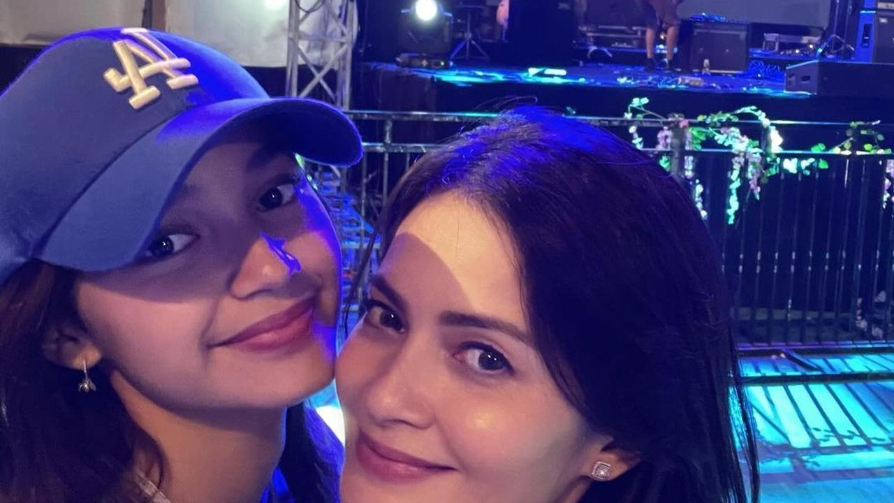 7 Potret Sidney Anak Cut Tari yang Kini Usia 17 Tahun, Parasnya yang Makin Cantik Banyak Dipuji