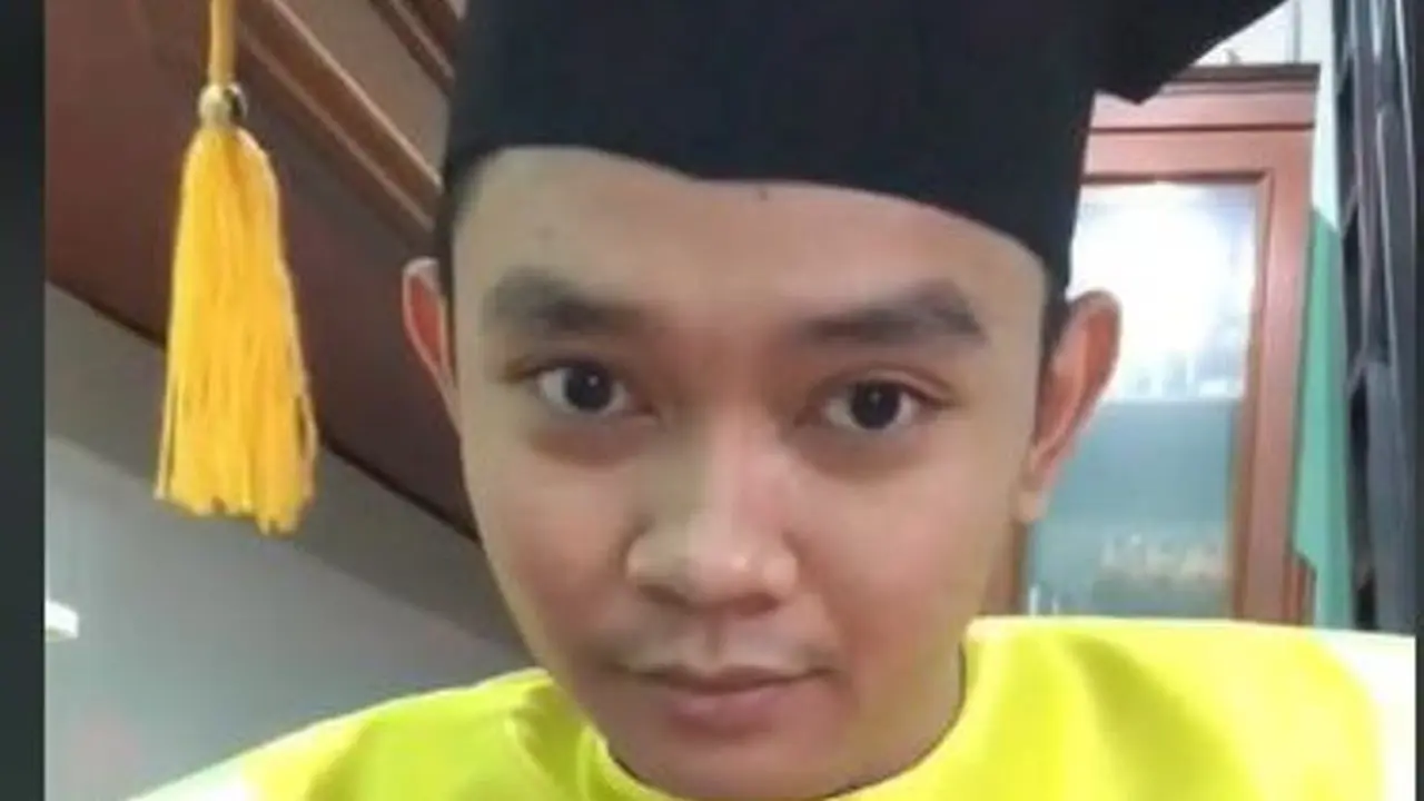 Viral, Mahasiswa Wisuda Online Sambil Masak Nasi Goreng