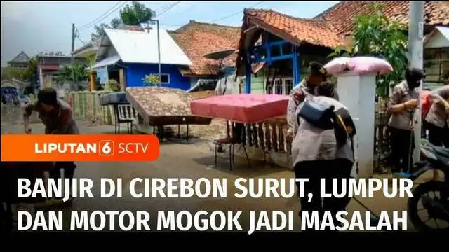 Setelah banjir di Cirebon, Jawa Barat, mulai surut warga dihadapkan oleh sisa lumpur yang memenuhi rumah mereka. Pemilik bengkel juga kewalahan memperbaiki motor mogok yang membeludak akibat terendam banjir.