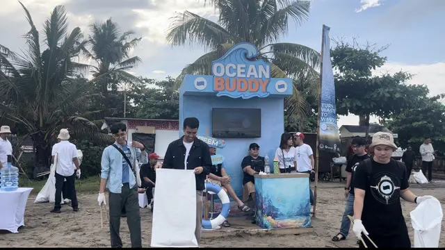 Acara bersih pantai bertema Turn Waste to Waves di Pantai Petitenget, Bali, yang digelar DANA Indonesia, Sabtu (13/6/2026). (Radityo/Liputan6.com)