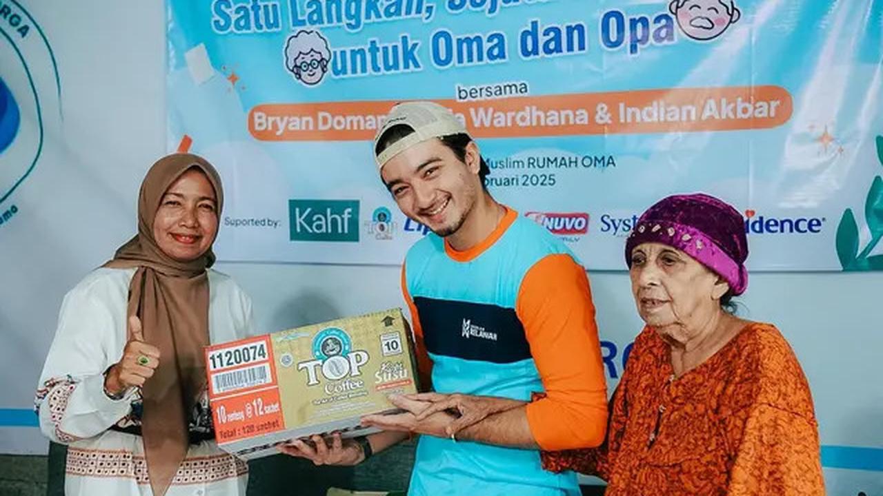 6 Potret Bryan Domani Jadi Relawan di Panti Wreda, Bahagia Berbagi Cerita dengan Lansia