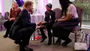 Pangeran Harry berbincang dengan pemenang Penghargaan Anak Inspirasional berusia 7-10, Marni Ahmed saat menghadiri WellChild Awards di London, Inggirs (16/10). (AFP Photo/Pool/Matt Dunham)