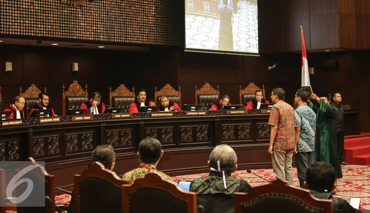 Dua saksi ahli yakni pengajar Fakultas Hukum UGM Zainal Arifin Mochtar dan Pakar Hukum Pidana UI Ganjar Laksamana saat disumpah sebelum sidang Uji Materi UU KPK  di Mahkamah Kontitusi, Jakarta, Selasa (23/6/2015). (Liputan6.com/Faizal Fanani)