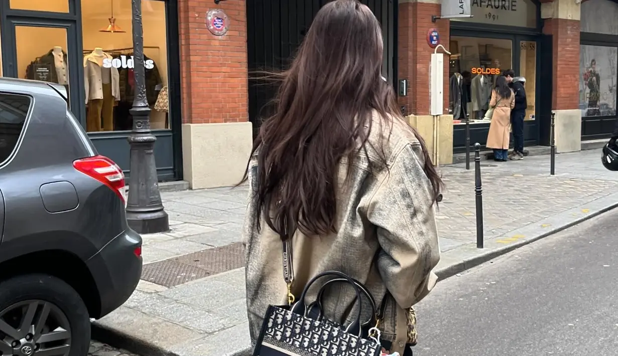 <p>Han So Hee jalan-jalan menikmati keindahan kota Paris di musim dingin. (Foto: Instagram/ xeesoxee)</p>