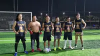 Saenchai (ketiga dari kiri) melatih kebugaran dengan latihan sepakbola/Ist