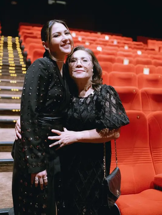 Kedekatan Jessica Mila dan mama Magdalene Jane Baker juga diperlihatkan dari gaya twinning-nya, nih.  [Foto: Instagram @jscmila]