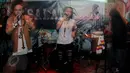 Aksi duta Reggae Indonesia, Ras Muhamad saat berduet pada peluncuran album terbarunya, "Salam" di kawasan Kemang, Jakarta, Selasa (9/6/2015). Album yang berisi 16 lagu itu melibatkan banyak musikus reggae internasional. (Liputan6.com/Faisal R Syam)