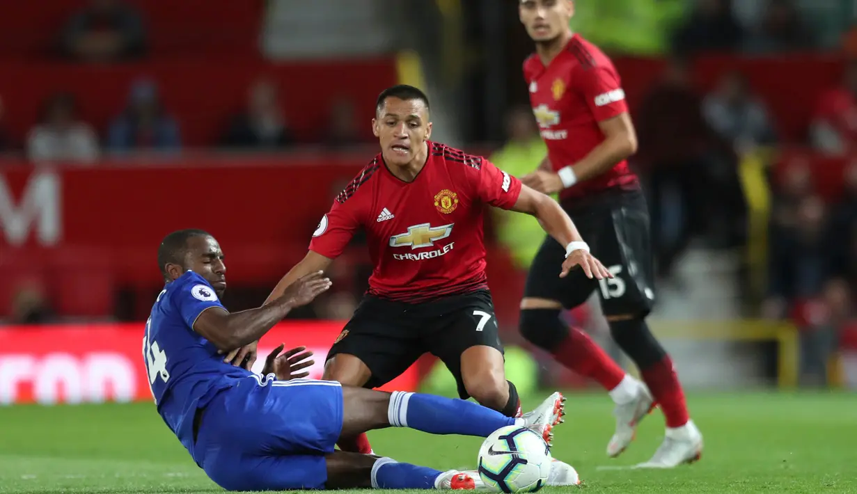 Pemain Manchester United, Alexis Sanchez (tengah) berebut bola dengan pemain Leicester City Ricardo Pereira dalam ajang Liga Inggris di Old Trafford, Manchester, Inggris, Jumat (10/8). MU menang 2-1 atas Leicester City. (AP Photo/Jon Super)