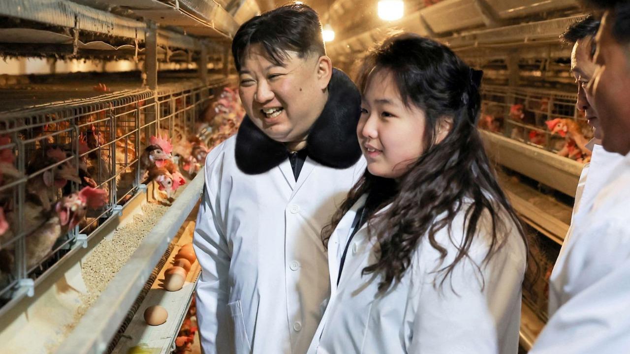 Disela kesibukan sebagai pemimpin Korea Utara, Kim Jong Un menyempatkan untuk mengajak putrinya, Kim Ju Ae, mengunjungi sebuah Peternakan Ayam Kwangchon dekat Pyongyang, Korea Utara (7/1/2024).<br>