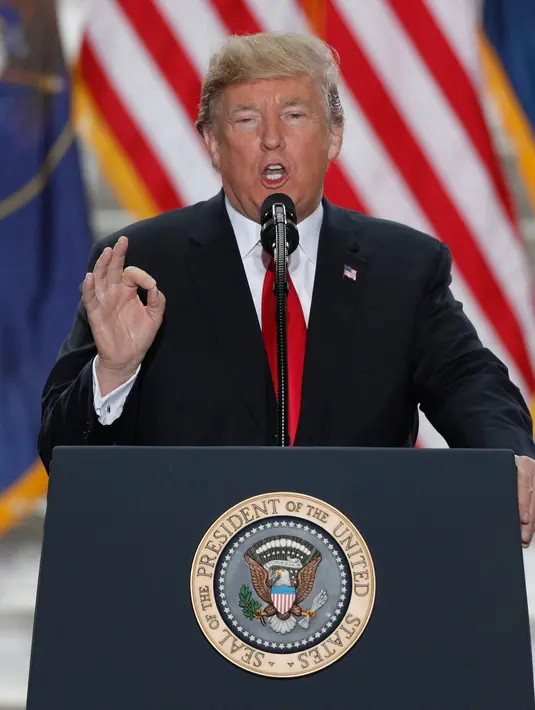 Donald Trump telah mendapat gelar Person of the Year pada tahun lalu. Di tahun pertama ia menjabat sebagai Presiden Amerika Serikat ia menjadi orang yang cukup kontroversial di negaranya bahkan dunia. (George Frey/Getty Images/AFP)