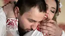 Tentara Ukraina Vitalii Khroniuk mencium istrinya Anna Sokurenko saat upacara pernikahan mereka di Kiev, Ukraina, 7 Februari 2023. Sadar bahwa dia bisa mati kapan saja, pria berusia 29 tahun itu memutuskan untuk mencoba cryopreservasi - proses pembekuan sperma atau sel telur yang dilakukan oleh beberapa tentara Ukraina karena mereka menghadapi kemungkinan tidak akan pernah pulang. (AP Photo/Evgeniy Maloletka)