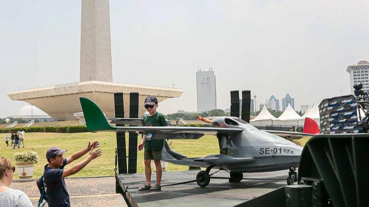 Sejumlah drone militer juga turut dipamerkan di acara tersebut.