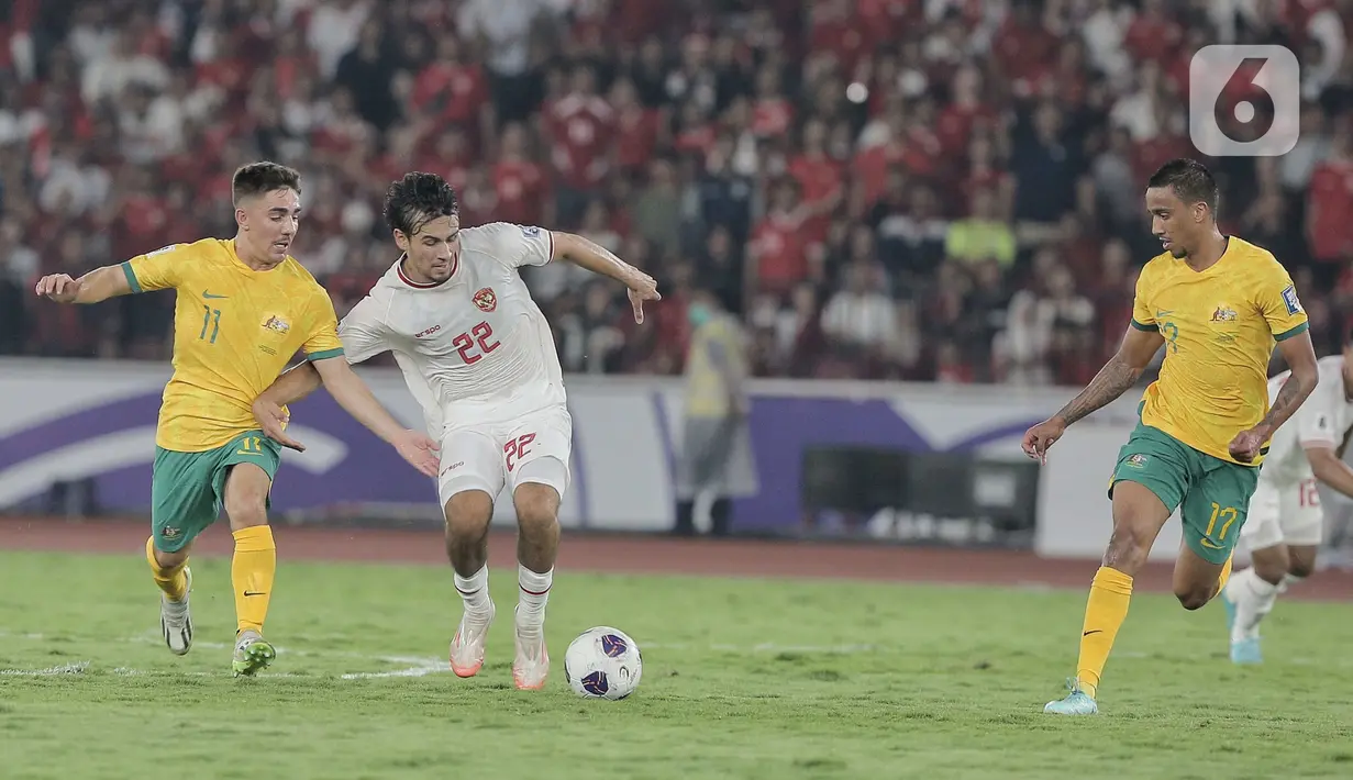 Laga kedua timnas berlangsung ketat dan sengit. (Liputan6.com/Angga Yuniar)