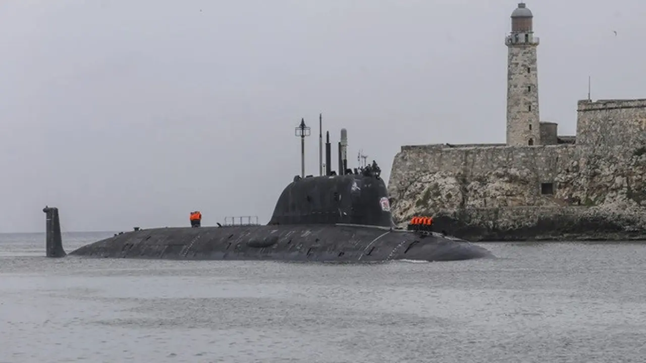 Penampakan kapal selam bertenaga nuklir Rusia, Kazan, di pelabuhan Havana, Kuba, Rabu (12/6/2024).