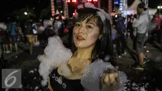 Peserta menikmati musik yang dimainkan DJ saat acara Foam Party di Pantai Festival Ancol, Jakarta, Minggu (2/8/2015). Event musik dengan nuansa busa tersebut diramaikan dengan aksi para DJ ternama. Liputan6.com/Faizal Fanani)