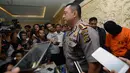 Sejumlah wartawan mendengarkan penjelasan pihak kepolisian terkait kasus pembunuhan pasutri Jepang di kantor Polisi Bali, Denpasar (18/9). Motif tersangka membunuh dan membakar pasutri karena terlilit utang sebesar Rp 10 juta. (AFP Photo/Sonny Tumbelaka)