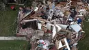 Seorang pria berdiri didekat rumah yang rusak akibat dihantam tornado di New Orleans, AS (7/2). Selain merusak banyak bangunan dan menumbangkan tiang listrik, tornado juga menerbangkan atap rumah serta menggulingkan truk makanan. (AP Photo/Gerald Herbert)