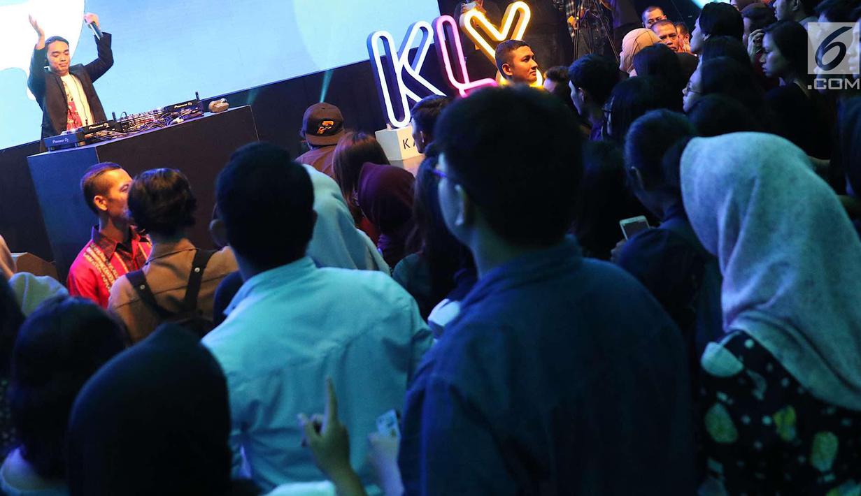 Aksi Dipha Barus menutup panggung XYZ Day Creator Award 2018  di Senayan City, Jakarta, Rabu (25/4). Tak ingin mengecewakan, Dipha Barus membayar kesetiaan pengunjung XYZ Day 2018 dengan penampilan yang memukau. (Liputan6.com/Immanuel Antonius)