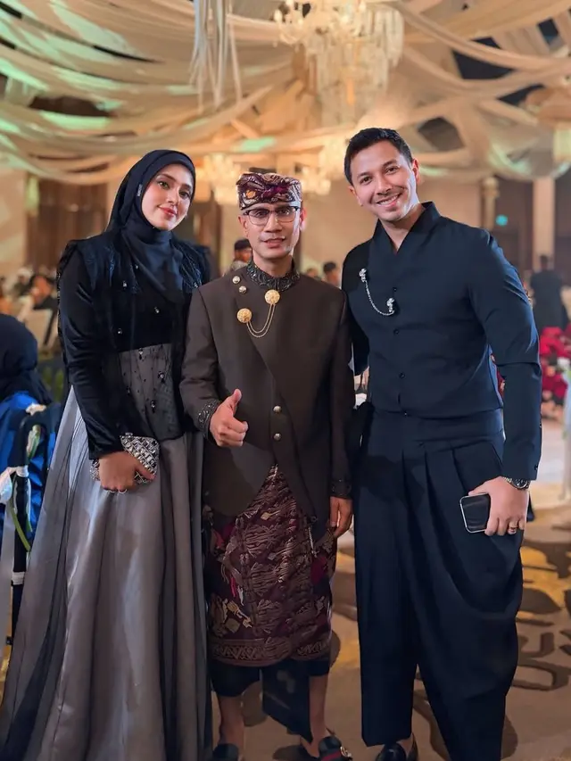 Fairuz A Rafiq Hadir Dipernikahan Mewah Anak Pemilik Krisna Bali. [@fairuzarafiq]
