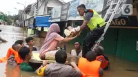 Petugas membantu mengevakuasi bayi yang terjebak banjir di perumahan Ciledug Indah, Tangerang, Rabu (1/1/2020). Banjir setinggi dada orang dewasa terjadi akibat meluapnya kali angke. (Liputan6.com/Angga Yuniar)