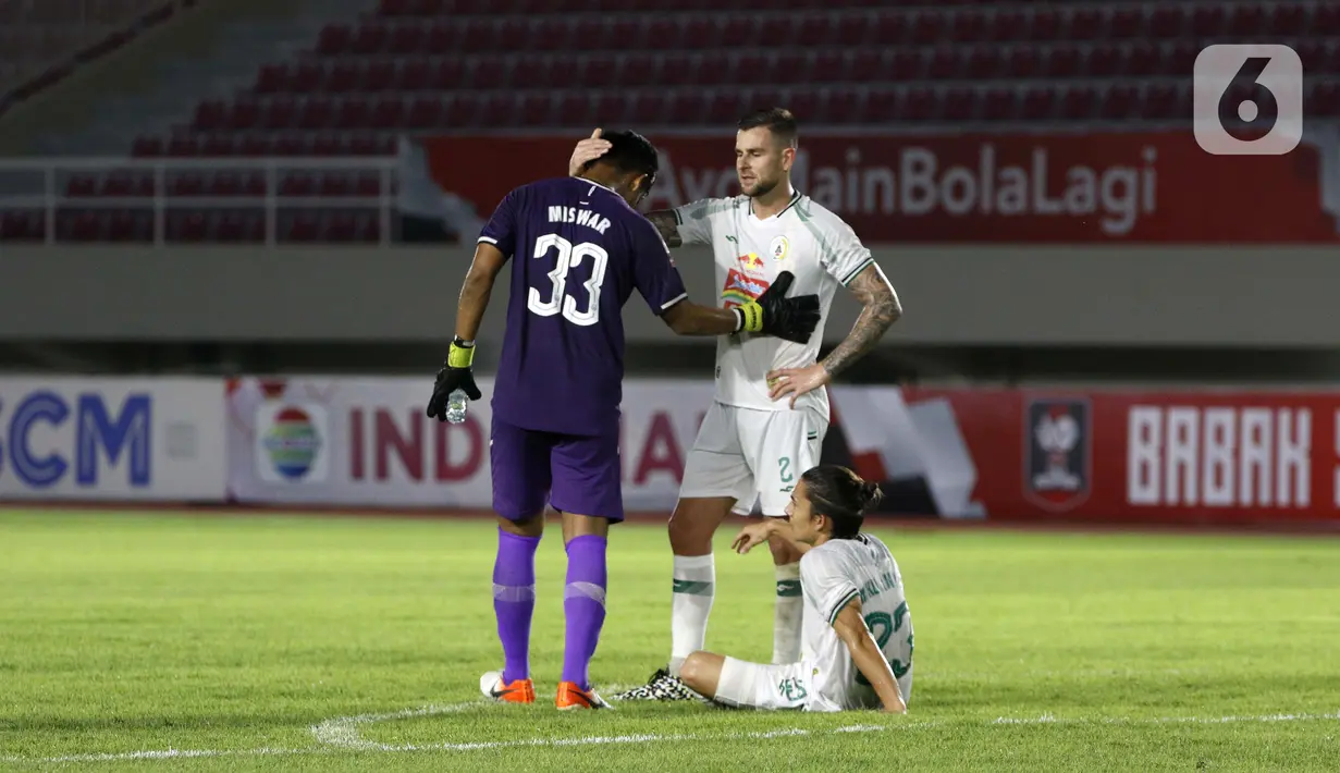 Ekspresi pemain PS Sleman Miswar Saputra (kiri), Aaron Michael Evans (tengah), dan Kim Jefferey Kurniawan usai timnya ditahan imbang oleh Persib Bandung pada pertandingan semifinal leg kedua Piala Menpora 2021 di Stadion Manahan, Solo, Senin (19/4/2021). (Bola.com/Ikhwan Yanuar)