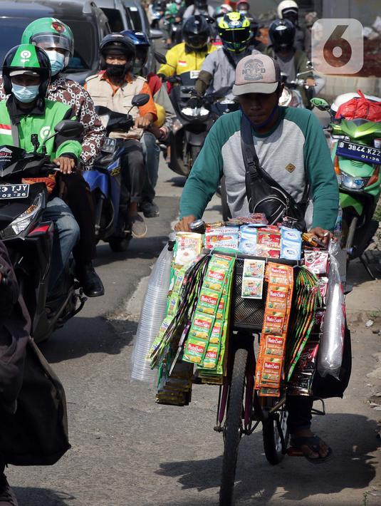 Kepadatan arus lalu lintas jalan Jenderal Gatot Subroto, Jakarta, Jumat (6/8/2021). Dirlantas Polda Metro Jaya mencatat, pada pelaksanaan PPKM level 4 minggu kedua terdapat kenaikan mobilitas warga Jakarta sebesar 26 persen dibanding saat PPKM Darurat dan PPKM Mikro. (Liputan6.com/Helmi Fithriansyah