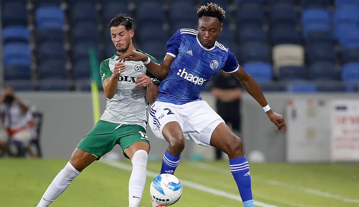 10. Mohamed Simakan (Strasbourg) - Mohamed Simakan sudah bermain sebanyak 18 pertandingan. Dari 18 laga tersebut, total menit bermain Mohamed Simakan ialah 1.515.(AFP/Jack Guez)