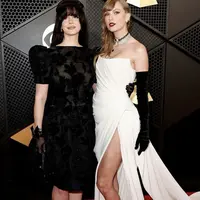 Taylor Swift dan Lana Del Rey tampil memukau di Grammy Awards, ia hadirkan polarisasi gaya yang nyata. [Foto: Instagram/ andraddemagazine]