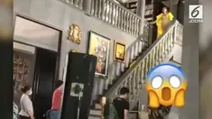 Terekam momen saat Lucinta Luna terjatuh dari tangga saat sedang syuting video klip dengan hanya berbalut bikini.