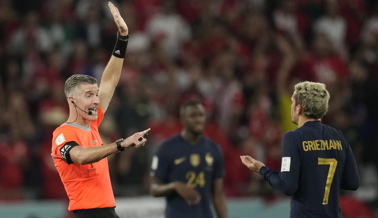 <p>Wasit&nbsp;Matthew Conger menganulir gol pemain Prancis, Antoine Griezmann ke gawang Tunisia saat matchday ketiga Grup D Piala Dunia 2022 di Education City Stadium, Rabu (30/11/2022). (AP/Christophe Ena)</p>