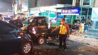 Satlantas Polres Metro Depok melakukan penyelidikan terhadap tiga kendaraan yang terlibat kecelakaan di Jalan Raya Kartini, Pancoran Mas, Depok. (Istimewa)