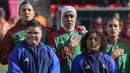 Pemain Timnas Sepak Bola Wanita Maroko, Nouhaila Benzina (tengah) bersama rekan setim berdiri menyanyikan lagu kenbangsaan Maroko sebelum dimulainya laga menghadapi Korea Selatan pada laga kedua Grup H Piala Dunia Wanita 2023 di Hindmarsh Stadium, Adelaide (30/7/2023). (AP Photo/James Elsby)