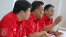 Ketua Fraksi PDIP Olly Dondokambey (tengah) memberikan keterangan pers usai rapat koordinasi di DPP PDIP, Jakarta, Kamis (17/9/2015). Dalam rapat Megawati meminta kepada fraksi untuk turun ke bawah sukseskan pilkada serentak. (Liputan6.com/Faizal Fanani)
