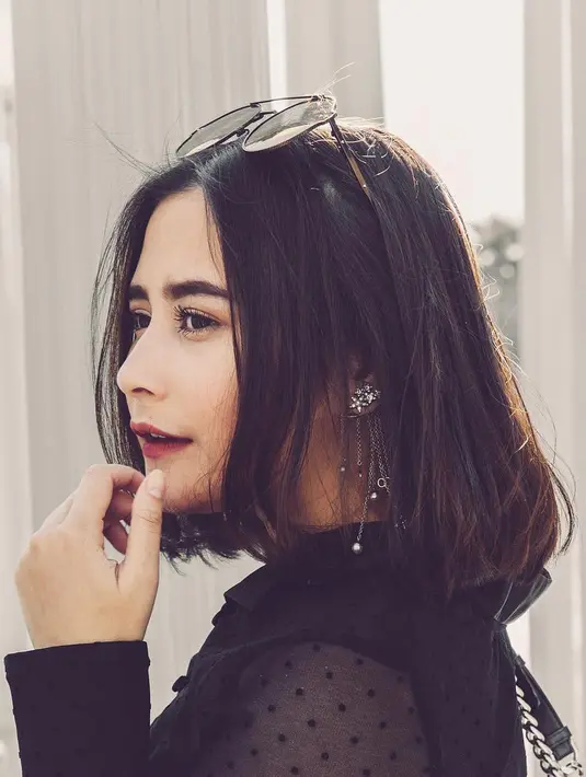 Sibuk dengan kariernya di dunia hiburan, namun siapa sangka jika Prilly tetap serius mengemban ilmu di dunia perkuliahan. Bahkan, ia juga memiliki target untuk mencapai kelulusannya. (Instagram/prillylatuconsina96)
