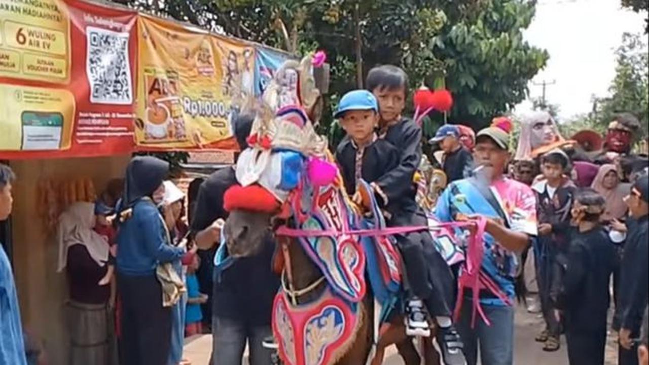 Pawai Kuda Renggong biasanya dilakukan satu hari sebelum prosesi khitan dilaksanakan.