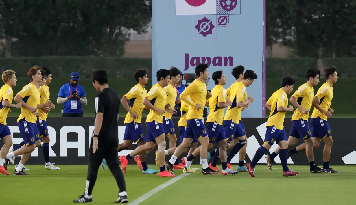 Para pemain melakukan pemanasan saat latihan sesi latihan tim di Doha, Qatar, Minggu, 4 Desember 2022. Jepang berhasil lolos ke babak 16 besar Piala Dunia 2022 sebagai juara Grup E. (AP Photo/Eugene Hoshiko)