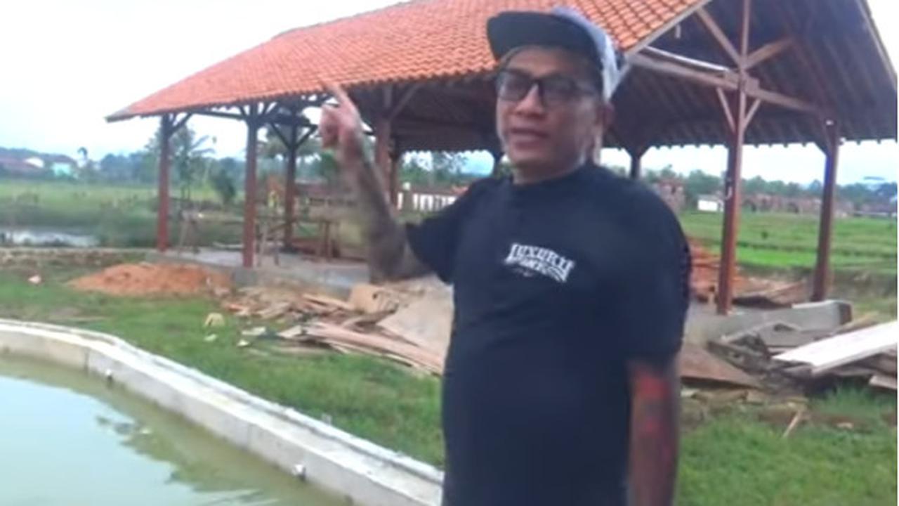 Dikenal Tajir Melintir, Kades Hoho yang Tubuhnya Bertato Sedang Bangun Kafe dan Kolam Renang Buat Anak-anak Muda