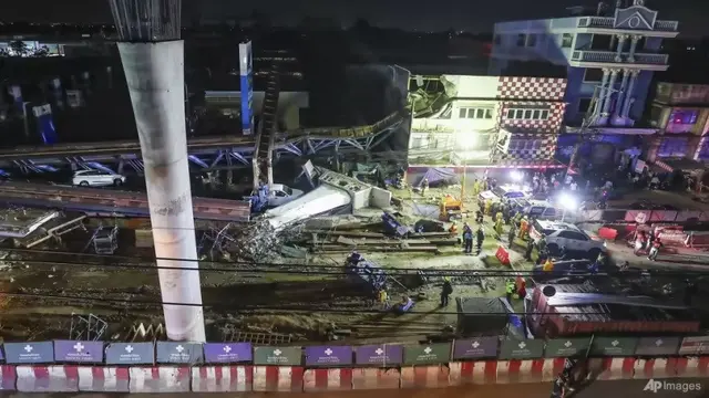 Sebagian besar jalan raya yang sedang dibangun di Bangkok Thailand runtuh terlihat menghalangi jalan. (AFP)