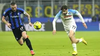 Bek Inter Milan, Milan Skriniar dan gelandang Napoli Khvicha Kvaratskhelia bersaing memperebutkan bola pada pertandingan lanjutan Liga Serie A Italia di stadion San Siro di Milan, Italia, Kamis (5/1/2023). Inter menempati peringkat empat dengan mengoleksi 33 poin. (AP Photo/Luca Bruno)