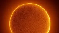 Stasiun Angkasa Luar Internasional terbang di dekat matahari. (NASA)