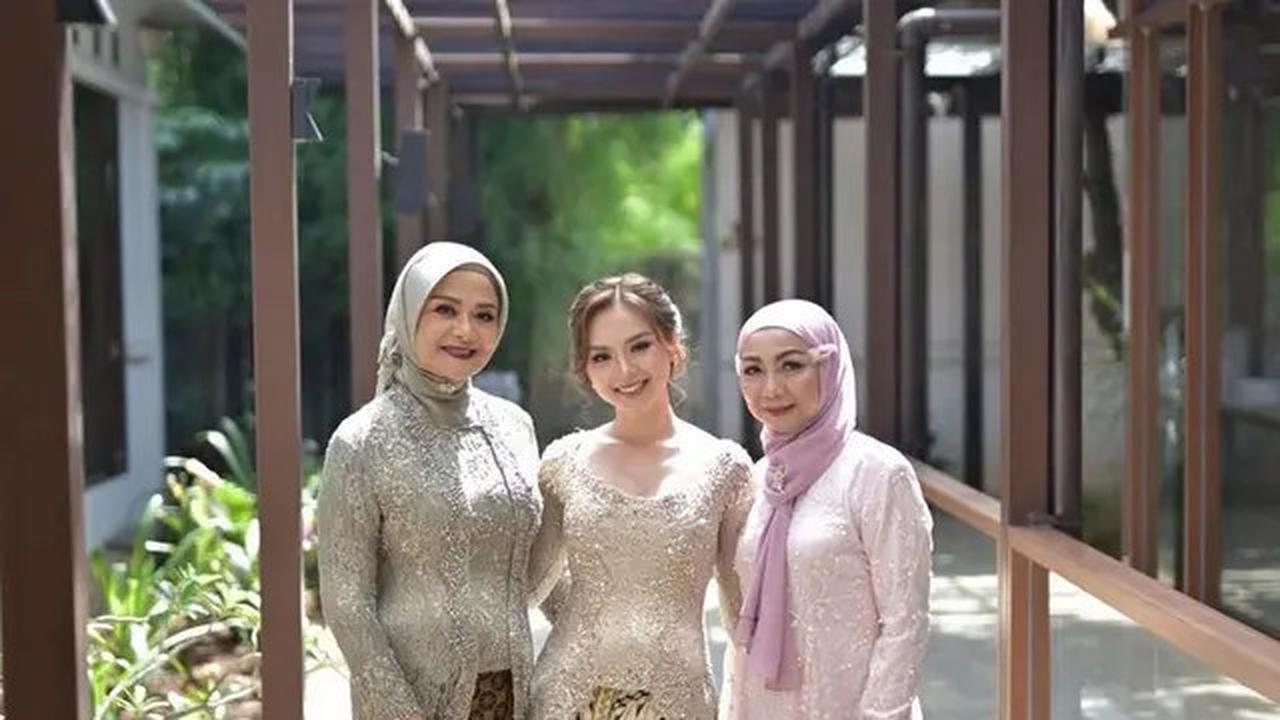 6 Pesona Putri Willy Dozan dan Betharia Sonata saat Tunangan, Sederhana Kenakan Kebaya Coklat